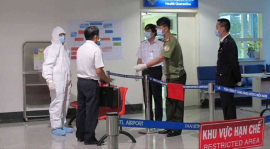 Tăng cường kiểm tra phòng dịch tại sân bay Tân Sơn Nhất
